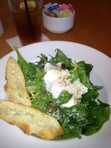 spinach salad with poached egg